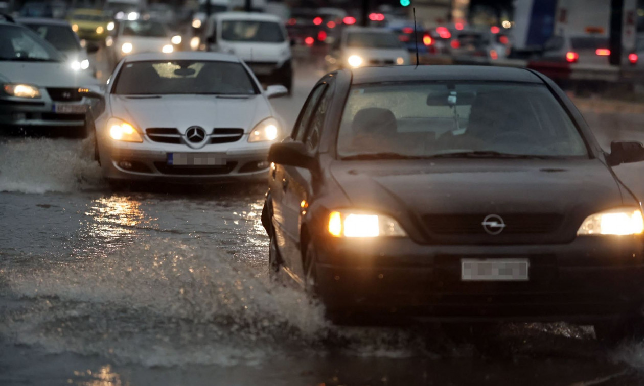 Κακοκαιρία: «Σφυροκόπημα» σε Αχαΐα και Ηλεία – Χιλιάδες κεραυνοί
