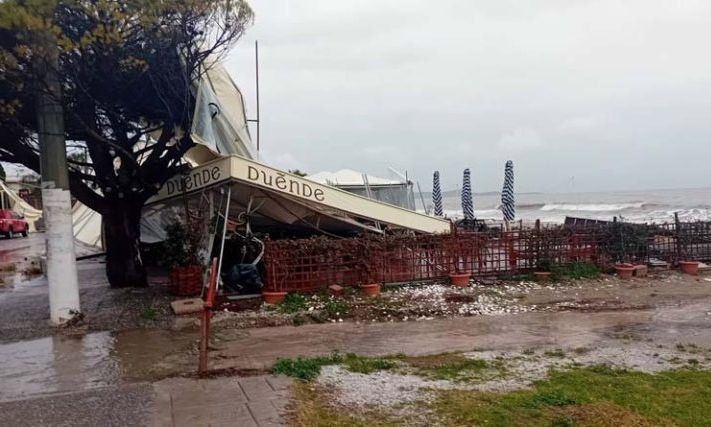 Κακοκαιρία: Ανεμοστρόβιλος ξήλωσε τέντες καταστημάτων στον Μαραθώνα – Ι.Χ παρασύρθηκε στο Πικέρμι