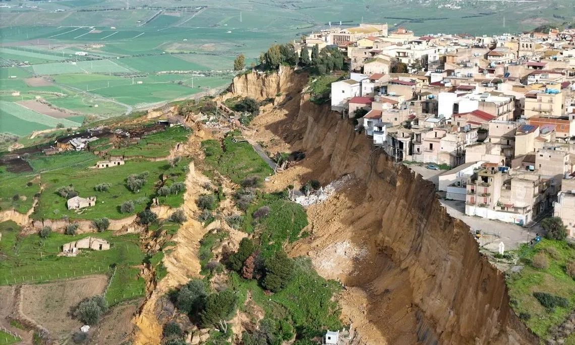 Σικελία: Κατολίσθηση 4 χιλιομέτρων στη Νισέμι – Σπίτια στο χείλος του γκρεμού