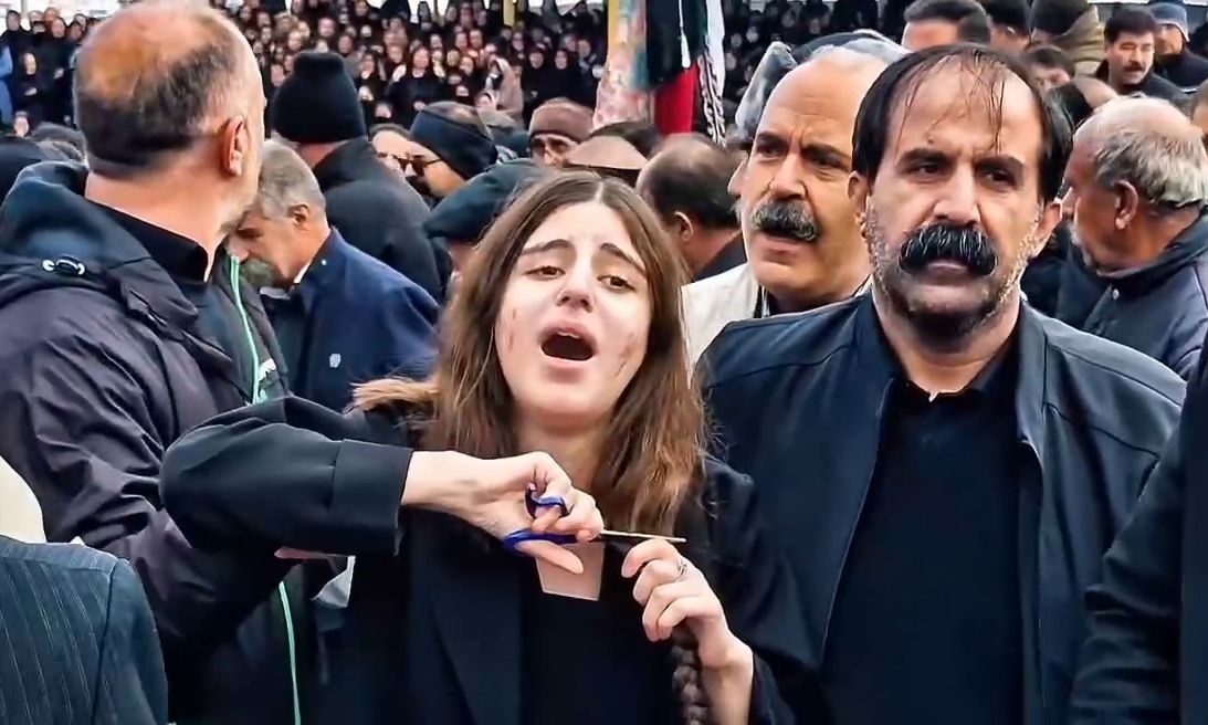 Ιράν: Η σπαρακτική στιγμή που νεαρή κόβει τα μαλλιά της στην κηδεία της αδελφής της