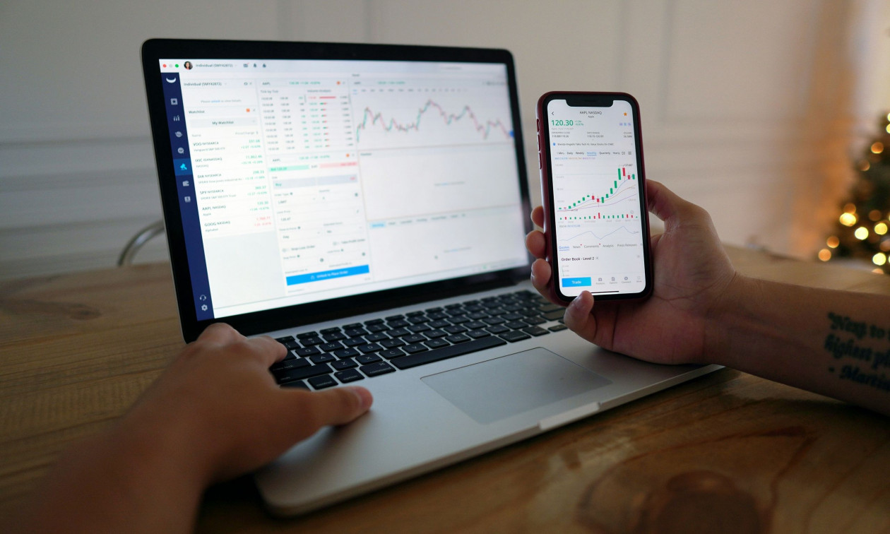 Πώς επενδύουν οι Έλληνες – «Ψηφίζουν» τεχνολογία και κάνουν «στροφή» στις αμερικανικές μετοχές