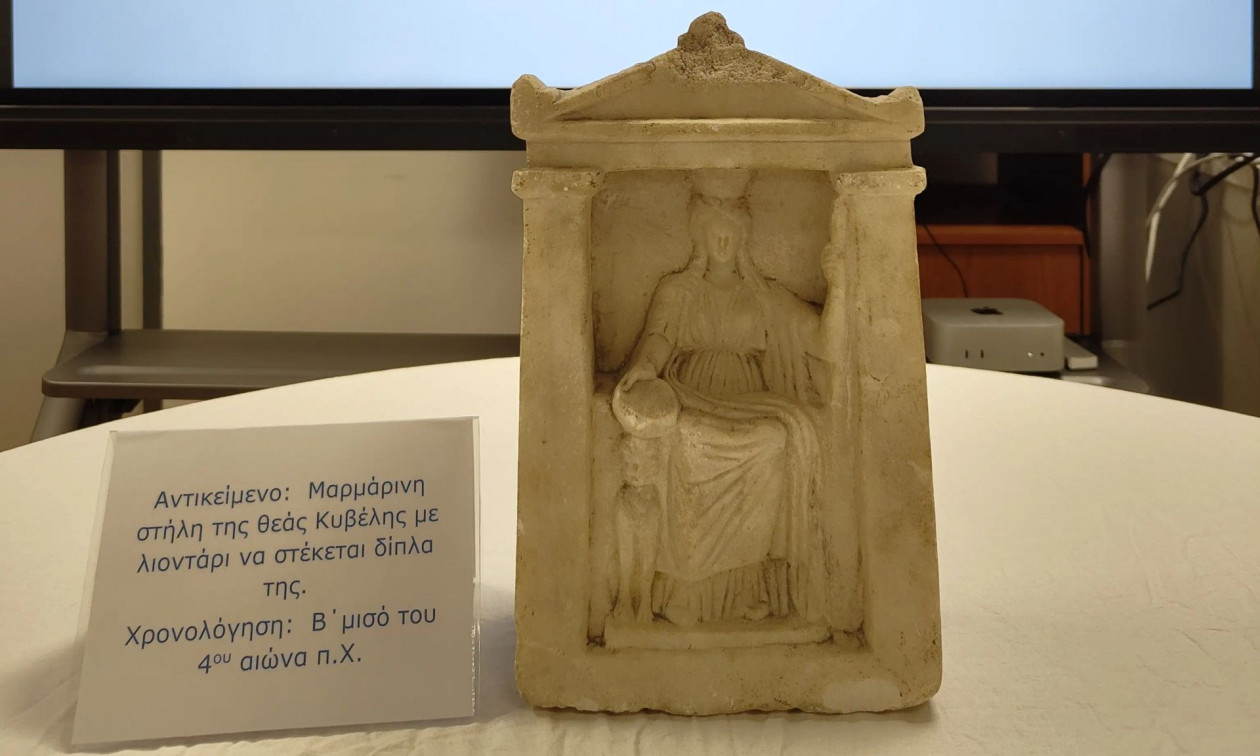 Μαρμάρινη στήλη του 4ου αιώνα π.Χ. βρέθηκε κρυμμένη σε πατάρι στον Πειραιά: Χειροπέδες σε 48χρονο