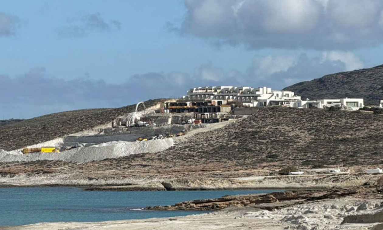 Παρέμβαση ΥΠΕΝ για το ξενοδοχείο στη Μήλο – Στο μικροσκόπιο η οικοδομική άδεια