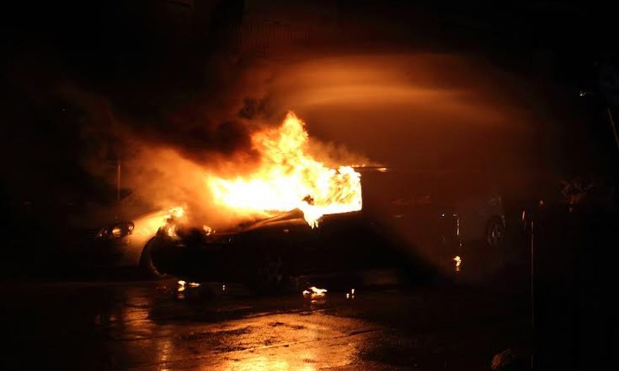 Αττική: Στις φλόγες τρία Ε.Ι.Χ αυτοκίνητα στο δήμο Αχαρνών