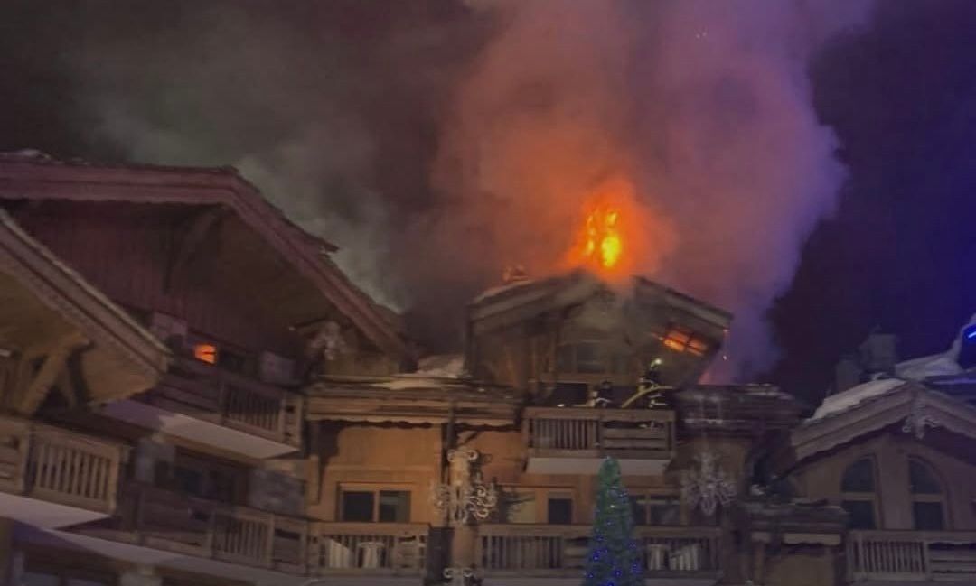 Γαλλία: Πυρκαγιά σε πολυτελές ξενοδοχείο στο Κουρσεβέλ – 270 άτομα εκκένωσαν το κτίριο (Βίντεο)