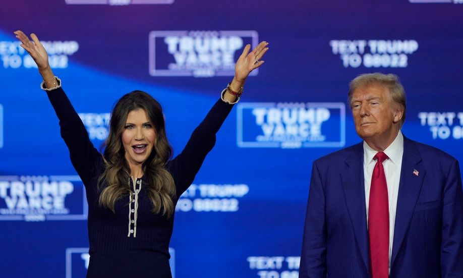 Κρίστι Νόεμ: Ζητούν το κεφάλι της για τα γεγονότα στη Μινεάπολη – Ποια είναι η «Homeland Barbie»