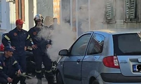 Σύρος: Φωτιά σε αυτοκίνητο στην Ερμούπολη – Βίντεο