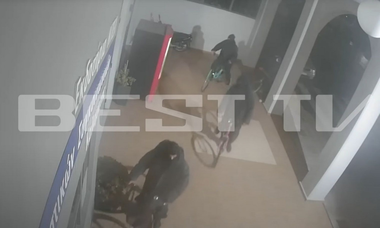 Συμμορία με… ποδήλατα διέρρηξε το ΚΤΕΛ Καλαμάτας: Καρέ-καρέ η δράση τους – Βίντεο