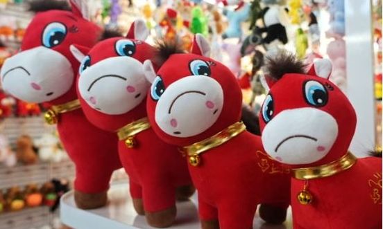 Το ελαττωματικό λούτρινο αλογάκι που έγινε viral στην Κίνα – Όταν το burnout απέκτησε πρόσωπο