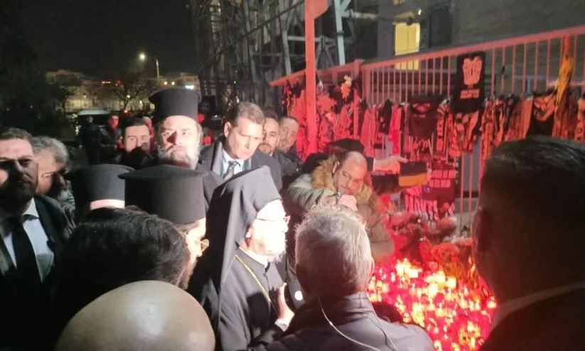 Στην Τούμπα ο Οικουμενικός Πατριάρχης: Άφησε λευκά τριαντάφυλλα για τα θύματα της τραγωδίας