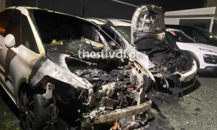 Θεσσαλονίκη: Φωτιά σε μάντρα με μεταχειρισμένα οχήματα – Κάηκαν δύο ΙΧ