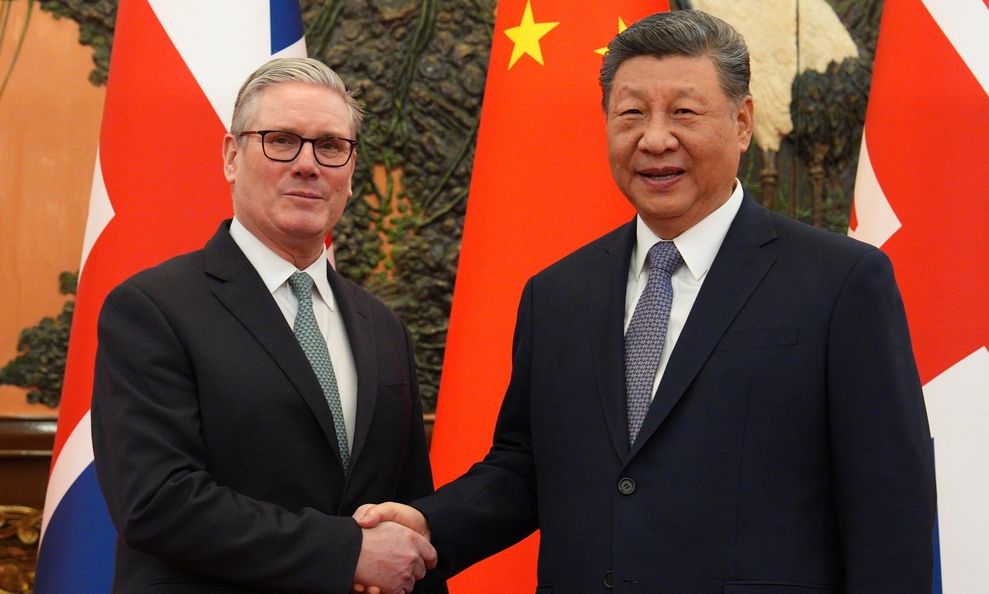 Γιατί ο Στάρμερ δώρισε στον Σι μία μπάλα από τον αγώνα Μάντσεστερ Γιουνάιτεντ – Άρσεναλ