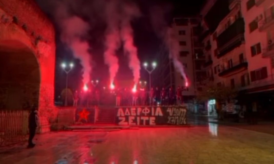 ΠΑΟΚ: Η Θύρα 4 τίμησε τη μνήμη των επτά οπαδών με πυρσούς στην Καμάρα