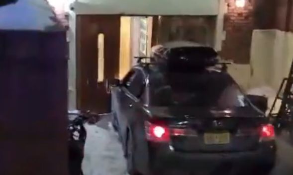 Αυτοκίνητο έπεσε πάνω σε συναγωγή στη Νέα Υόρκη: Έρευνα για έγκλημα μίσους – Βίντεο