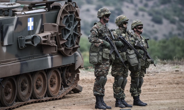 Ρεκόρ παραιτήσεων στις Ένοπλες Δυνάμεις καταγγέλλει το ΠΑΣΟΚ