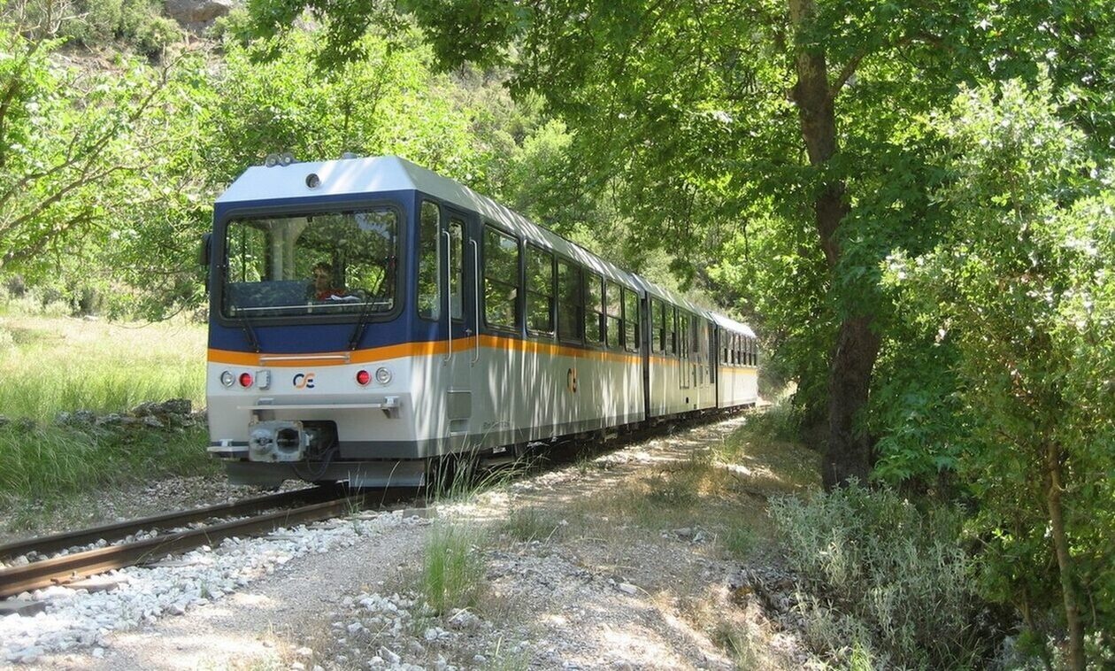 Βράχος έπεσε στη γραμμή του Οδοντωτού: Ήρθε σε επαφή με τρένο