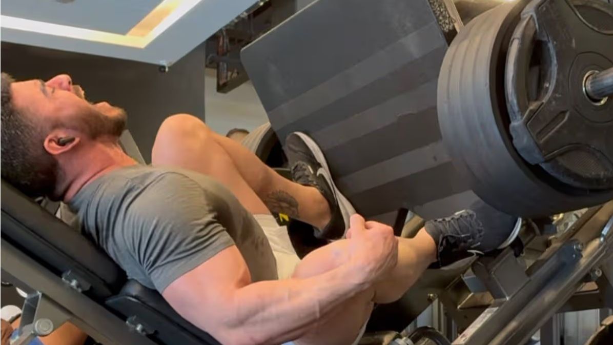 Bodybuilder ουρλιάζει από πόνο καθώς πρέσα 400 κιλών τον «κλειδώνει»