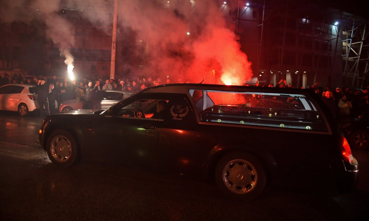 Έφτασαν στην Τούμπα οι σοροί των επτά οπαδών του ΠΑΟΚ – «Αδέλφια ζείτε, εσείς μας οδηγείται»
