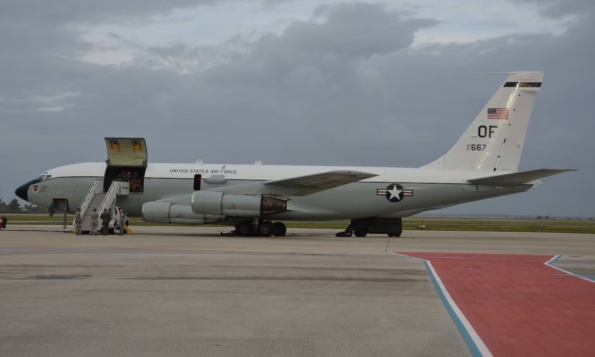 Οι ΗΠΑ βάζουν στο στόχαστρο το Ιράν: Έστειλαν αεροσκάφος που ανιχνεύει πυρηνικά στη Βρετανία