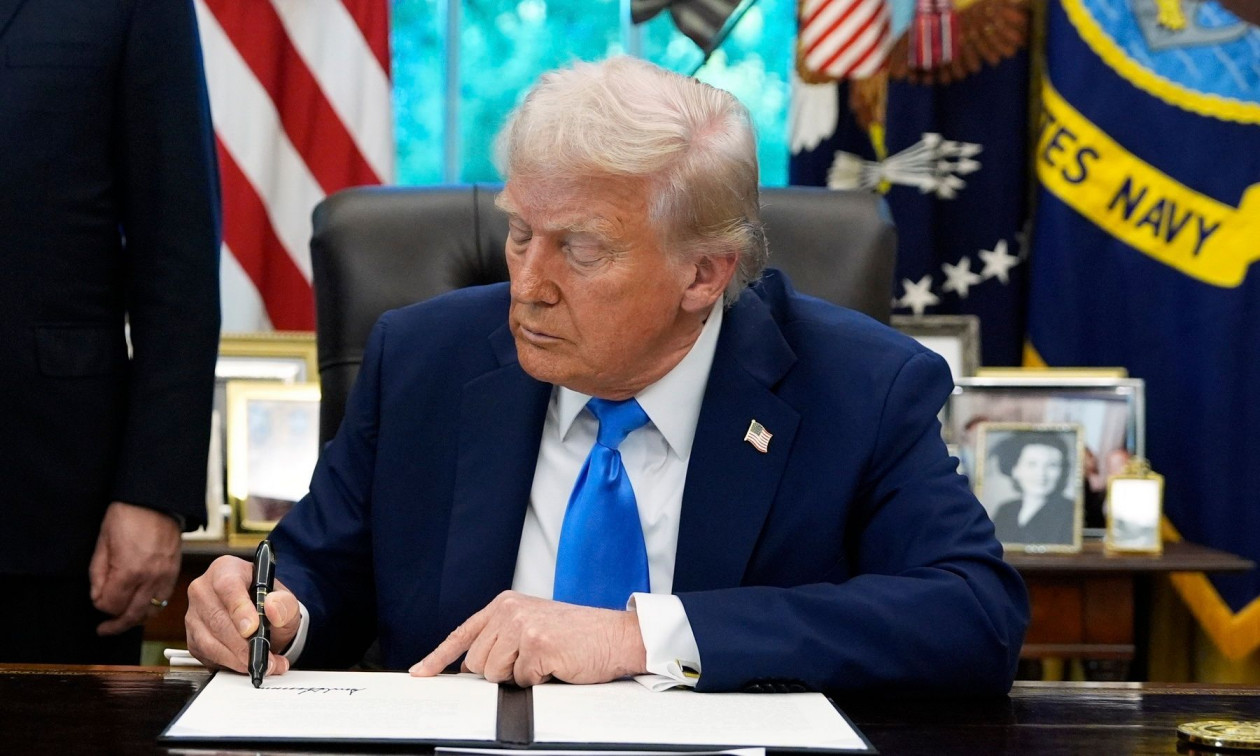 ΗΠΑ: Ο Τραμπ απειλεί με επιπρόσθετους δασμούς κάθε χώρα που πουλάει πετρέλαιο στην Κούβα