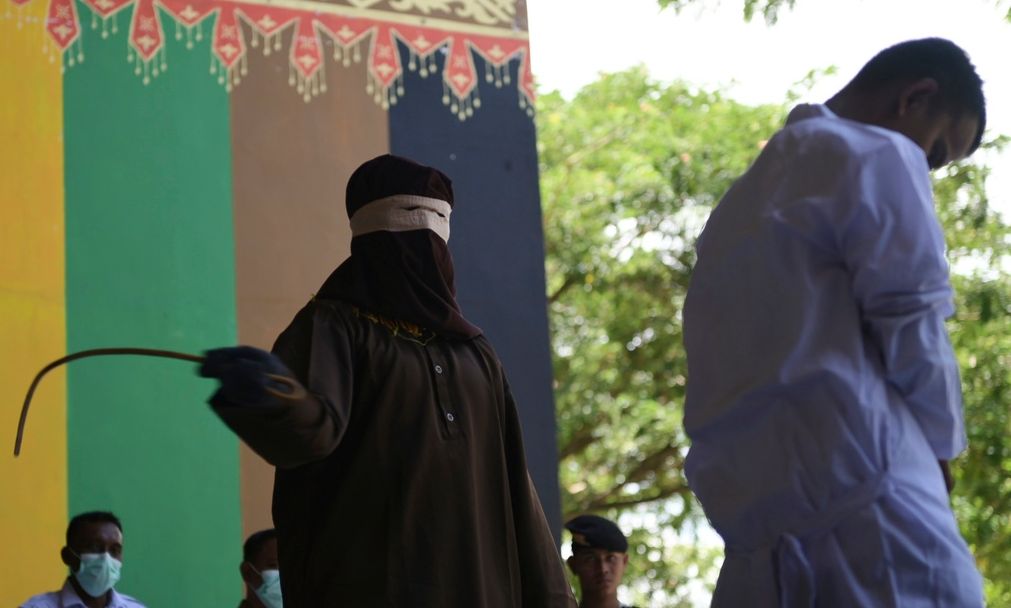 Iνδονησία: Λιποθύμησε η γυναίκα που μαστιγώθηκε δημόσια 140 φορές για συνεύρεση εκτός γάμου