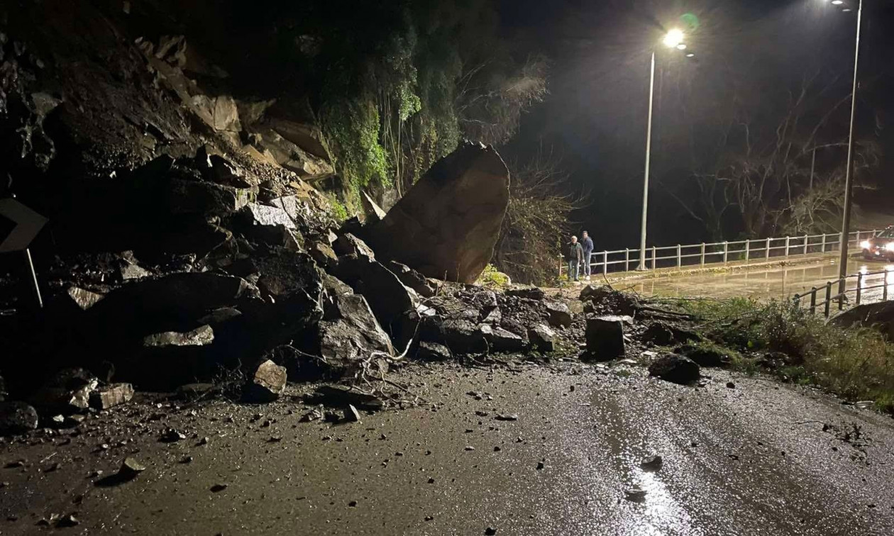 Κατολίσθηση μεγάλων βράχων στο Αγρίνιο – Αποκαταστάθηκαν άμεσα οι ζημιές