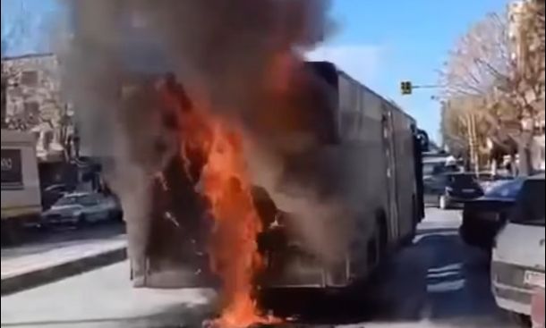 Λεωφορείο τυλίχθηκε στις φλόγες στη Θεσσαλονίκη – Δείτε βίντεο