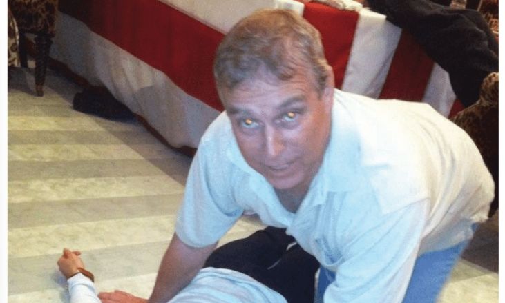 Αρχεία Έπσταϊν: Φωτογραφίες δείχνουν τον πρώην πρίγκιπα Άντριου γονατισμένο πάνω από μια γυναίκα