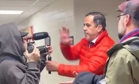 ΗΠΑ: Καθηγητής του πανεπιστημίου του Οχάιο τέθηκε σε διαθεσιμότητα αφού επιτέθηκε σε δημοσιογράφο