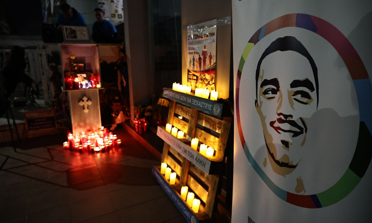 Άλκης Καμπανός: Συγκίνηση στο σημείο που δολοφονήθηκε – Κεριά, λουλούδια και τραγούδια