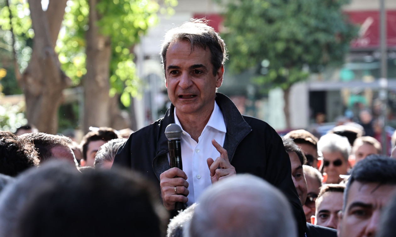 Μητσοτάκης στην ανασκόπηση: Η σκέψη όλων βρίσκεται στις οικογένειες που πενθούν