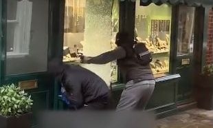 Λονδίνο: Δύο μασκοφόροι ξήλωσαν τζαμαρία και λήστεψαν κοσμηματοπωλείο μέρα μεσημέρι – Δείτε βίντεο