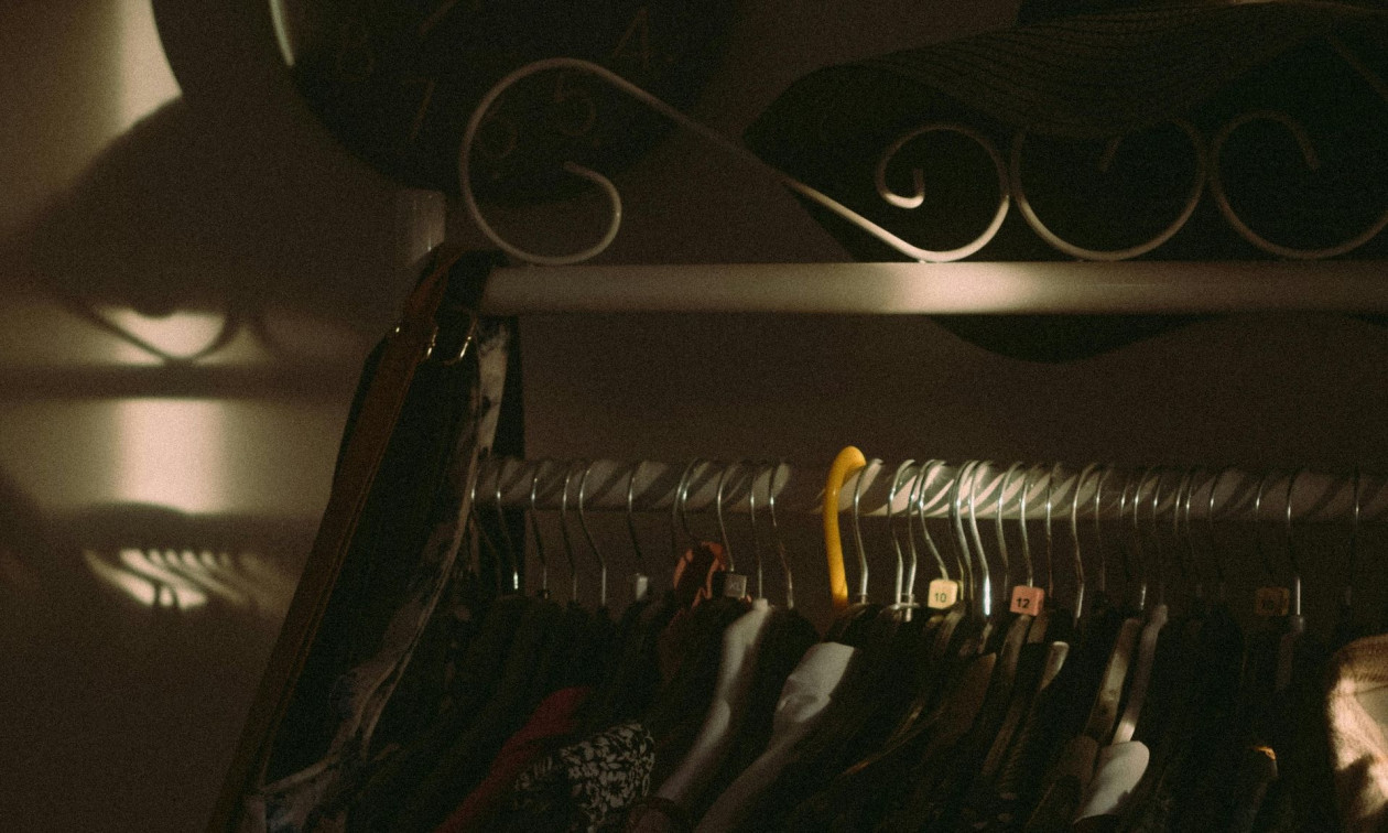 Νέα Ιωνία: 20χρονη πήγε για κλοπή, φοβήθηκε, κρύφτηκε στη ντουλάπα και συνελήφθη