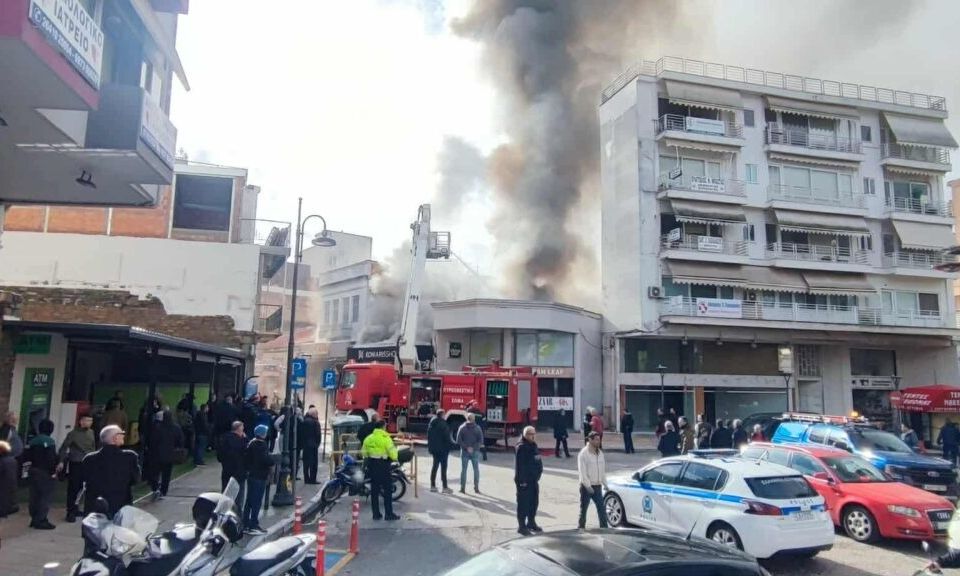 Μεγάλη φωτιά στο Αγρίνιο: Στις φλόγες αποθήκη και κατάστημα υποδημάτων