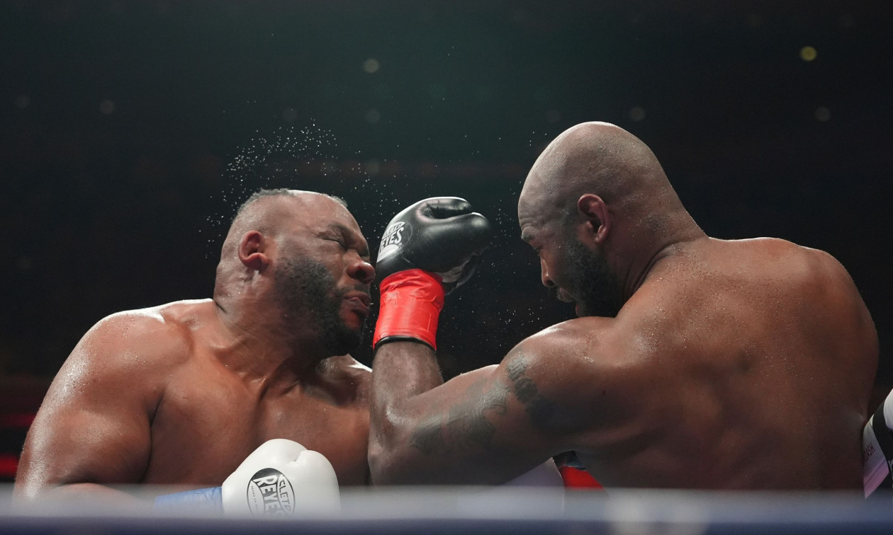 ΗΠΑ: Μποξέρ πέταξε το περουκίνι του στο κοινό, αφού ξεκόλλησε από χτύπημα που δέχτηκε σε αγώνα