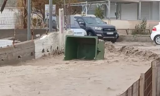 Σαντορίνη:Ποτάμια οι δρόμοι σε Εμπορείο, Μεγαλοχώρι, Μονόλιθο, Πύργο και Μεσαριά μετά την βροχόπτωση