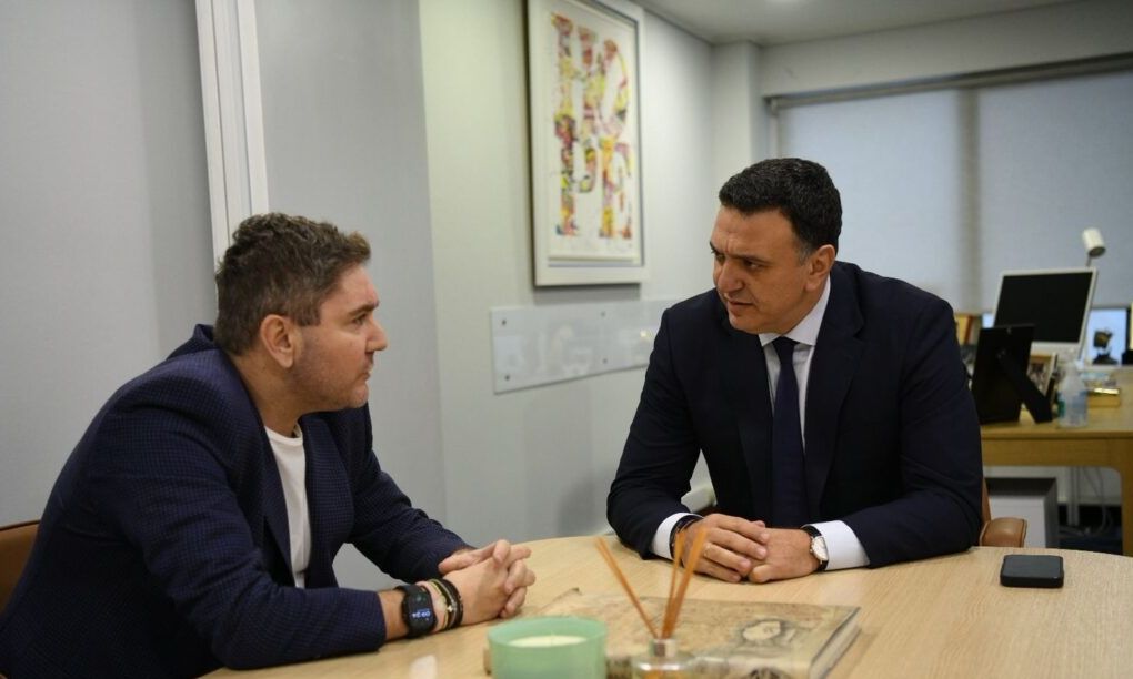 Στο προσκήνιο οι ναυτικοί του yachting: Η συνάντηση του Cpt Dr. Γιώργου Βάλλη με τον Βασίλη Κικίλια