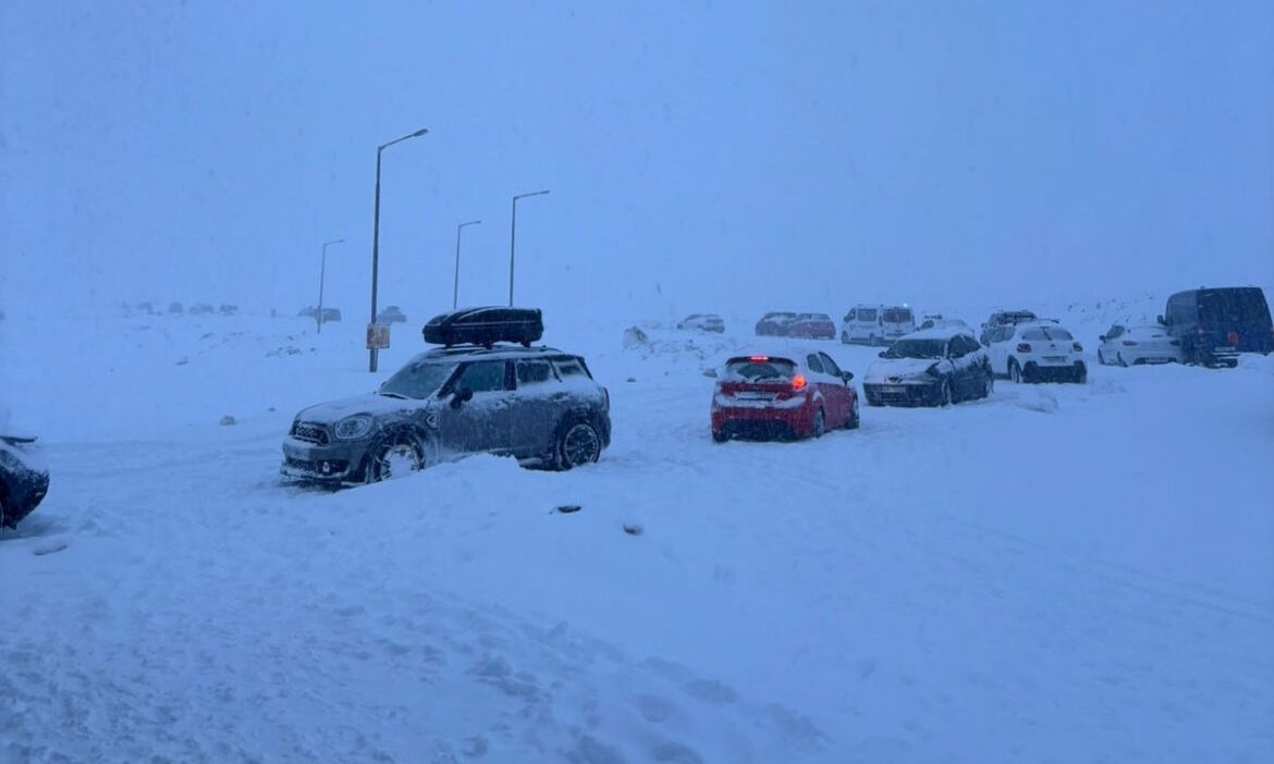 Δράμα: Απεγκλωβίστηκαν οι επισκέπτες από το χιονοδρομικό κέντρο Φαλακρού