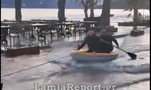 Κακοκαιρία: Η θάλασσα βγήκε στη στεριά στη Φθιώτιδα και πολίτες έκαναν… βαρκάδα – Βίντεο