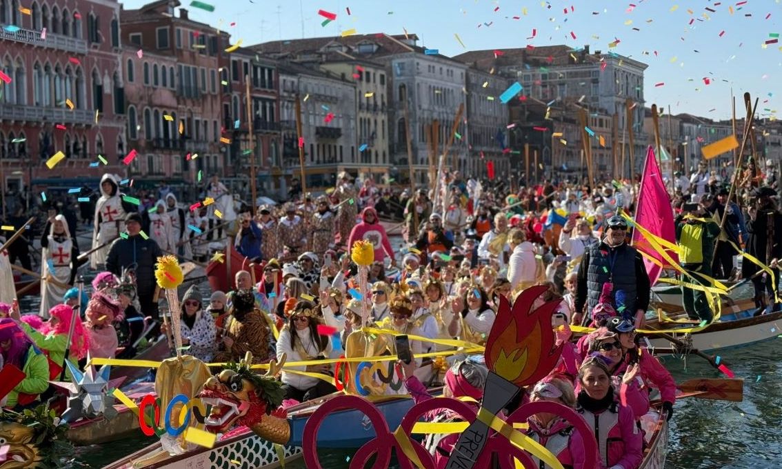 Aυλαία για το Καρναβάλι της Βενετίας: Ο «Όλυμπος», ο γιγάντιος αρουραίος και η παρέλαση σκαφών
