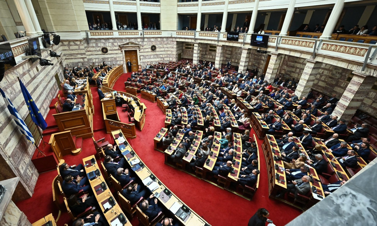 Συνταγματική αναθεώρηση: Τι λέει η κυβέρνηση για μονιμότητα στο δημόσιο – παραπομπή υπουργών