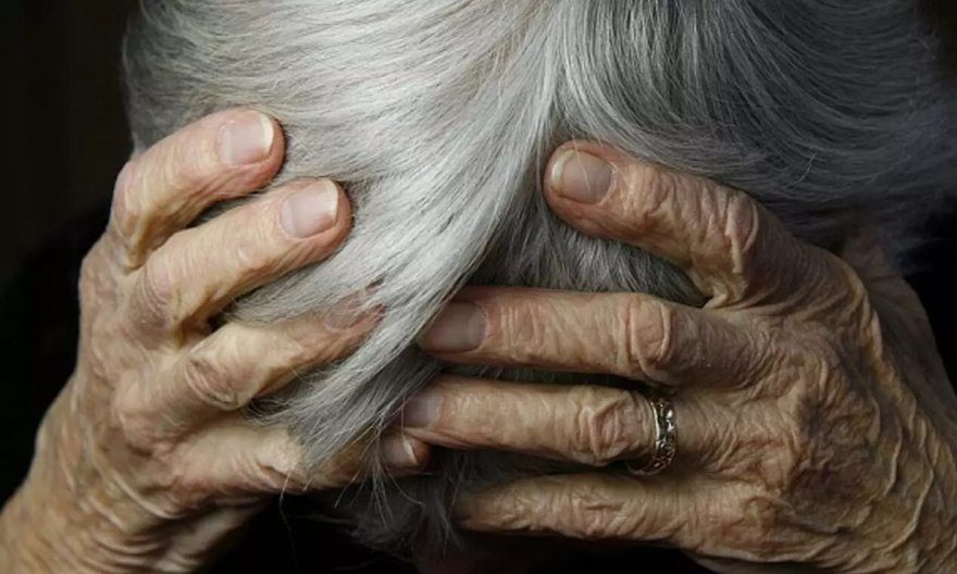 Βόλος: Έπιασε από τον λαιμό την μητέρα του, την πέταξε στο έδαφος και απειλούσε να την σκοτώσει