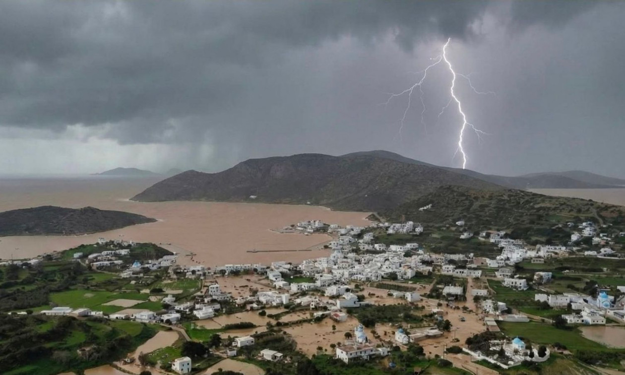 Κακοκαιρία: Η θάλασσα βγήκε στη στεριά στους Λειψούς – Ισχυρή καταιγίδα έπληξε το νησί