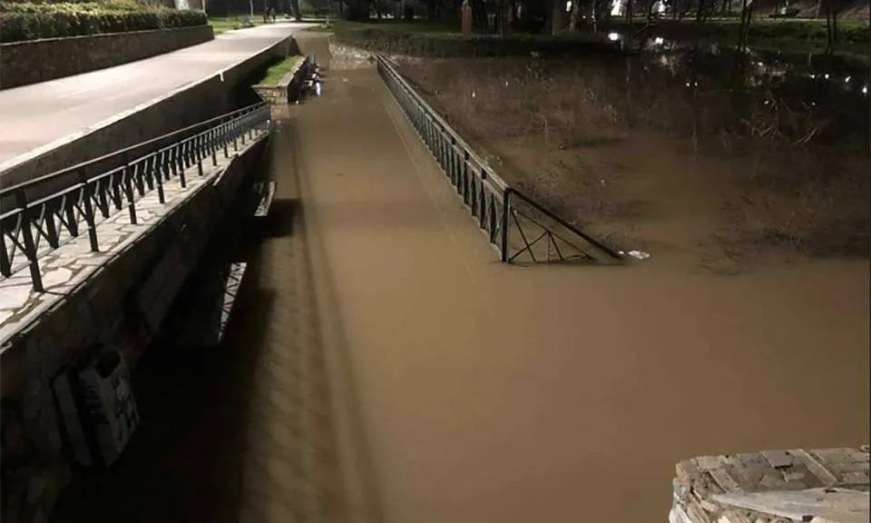 Λάρισα: «Φουσκώνει» η εσωτερική κοίτη του Πηνειού – Σε επιφυλακή ΔΕΥΑΛ και Πολιτική Προστασία