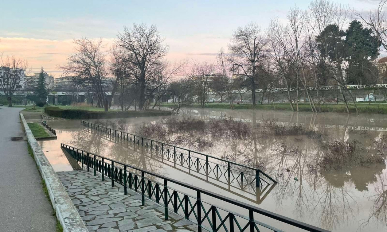 Λάρισα: Σε επιφυλακή για την αυξημένη στάθμη του Πηνειού – Κλειστή η πρόσβαση στην εσωτερική κοίτη