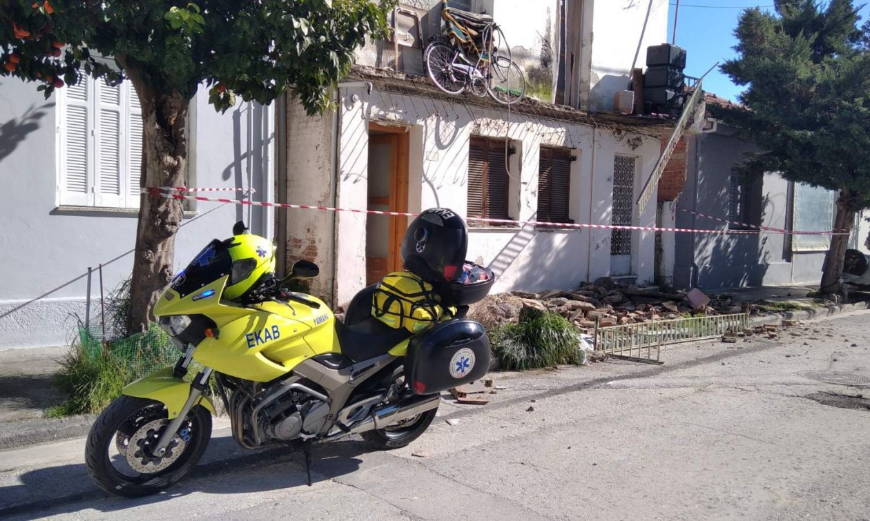 Βόλος: Πήγε να κατέβει από τον όροφο στο ισόγειο και κατέρρευσε όλο το μπαλκόνι –