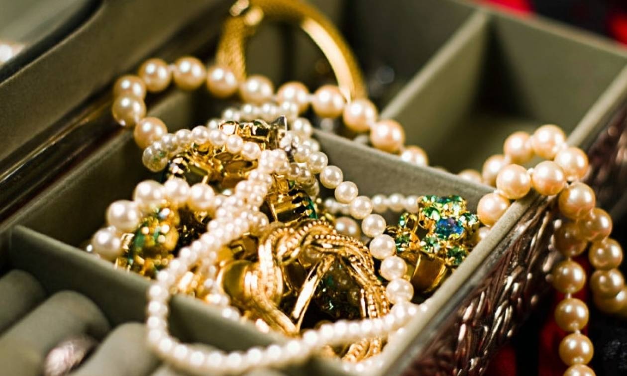 Βόλος: 39χρονη πιάστηκε επ’ αυτοφώρω με κλεμμένα κοσμήματα – Πώς εξαπάτησε το θύμα της