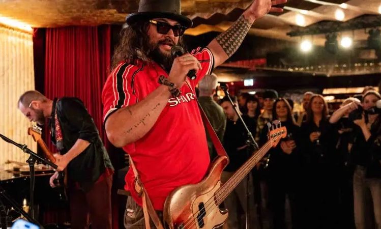 Ο Τζέισον Μομόα παίζει Oasis με μπλούζα της Μάντσεστερ Γιουνάιτεντ και γίνεται viral – Δείτε βίντεο