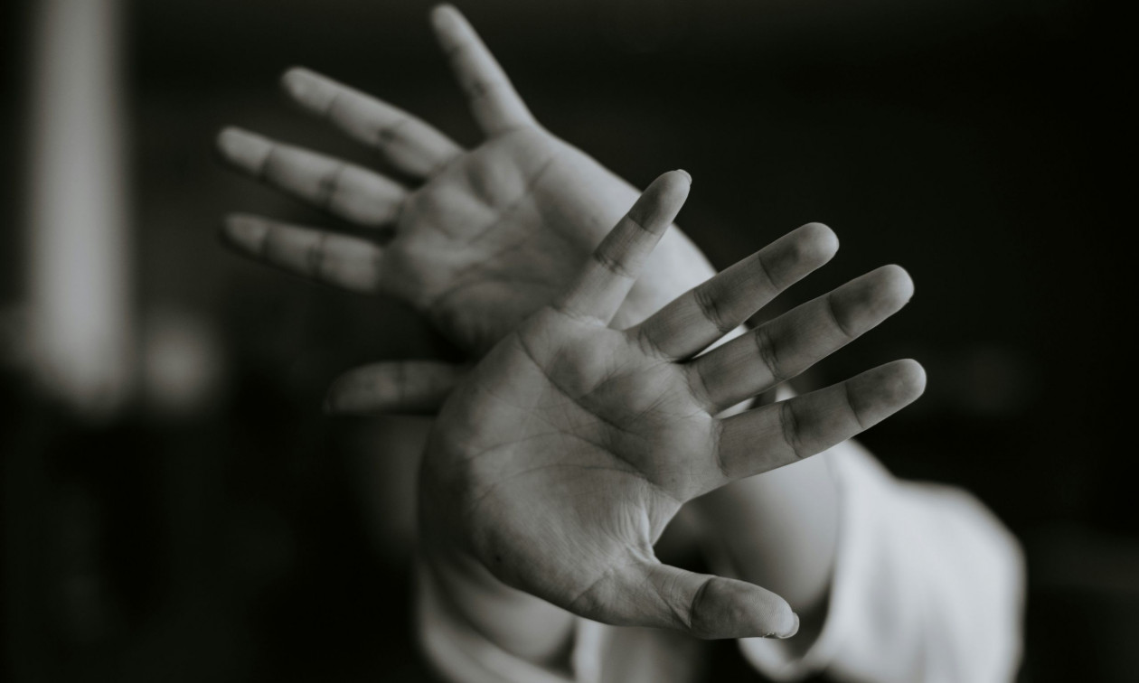 Χαλκίδα: Σύζυγος έδειρε άγρια τη γυναίκα του μπροστά στο παιδί τους