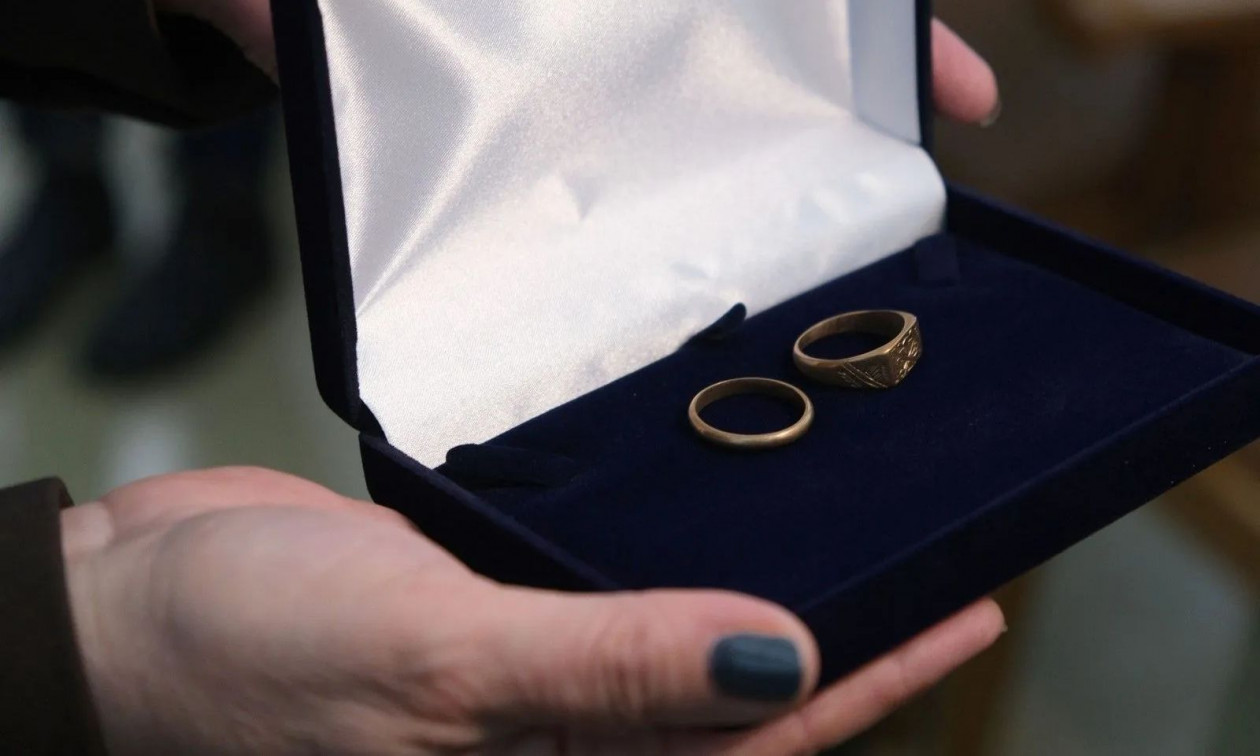 Από το στρατόπεδο συγκέντρωσης στη δικαίωση της μνήμης: Η βέρα που γύρισε στον γιο 83 χρόνια μετά